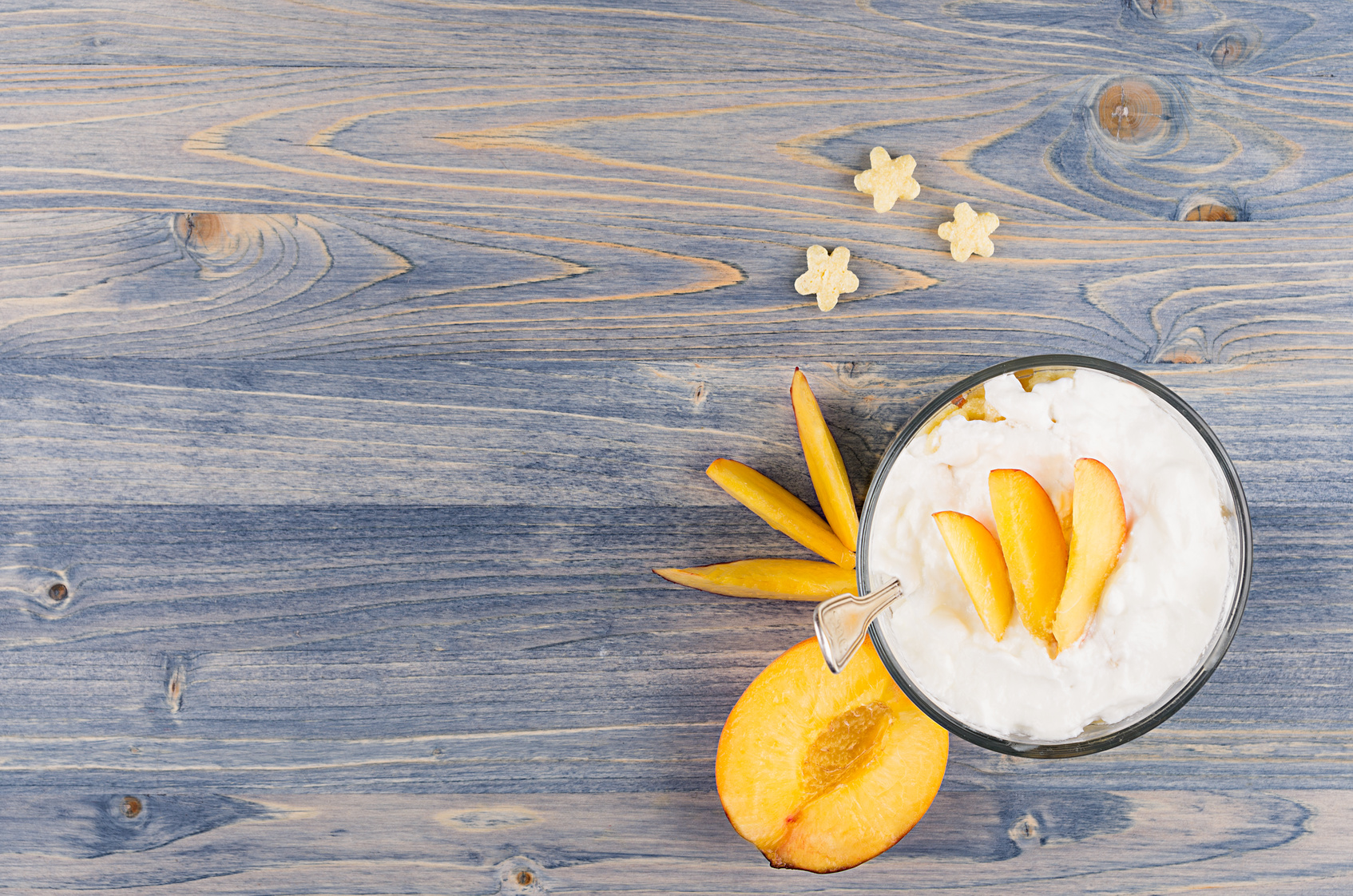 Jogurt z nektarynką i pestkami słonecznika